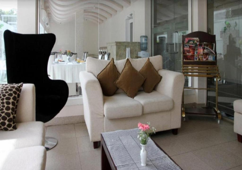 Royal Castle Hotel Negombo Exterior photo